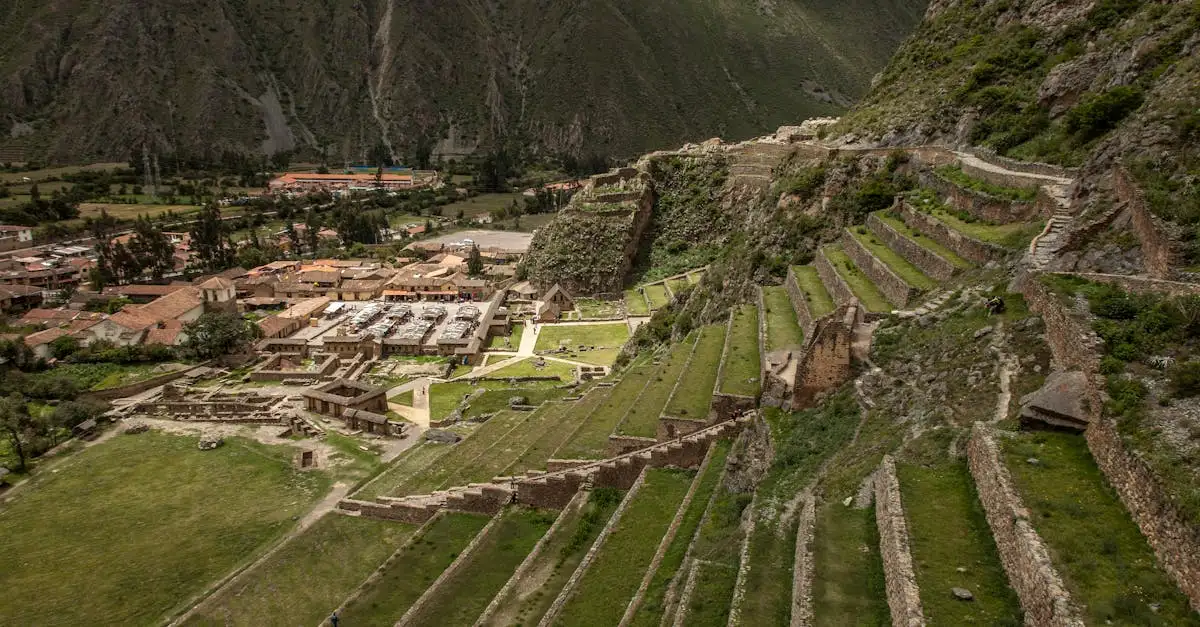 Welke stad in Peru leidt naar de Heilige Vallei?