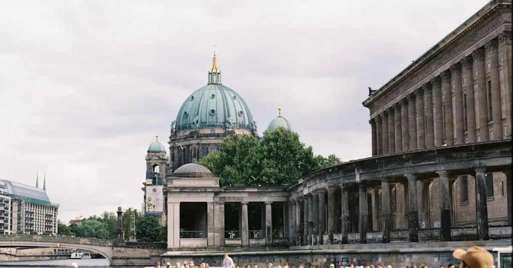 Waar ligt het Neues Museum in Berlijn, Duitsland?