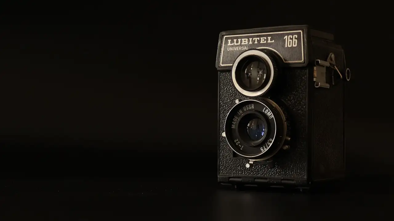 Waarom was de rolfilm essentieel voor massaproductie van camera's?