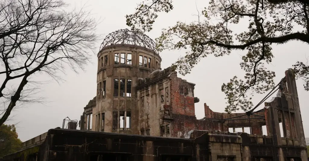 Wat gebeurde er met de Japanse keizer na de oorlog?
