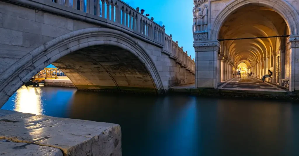 Welke brug in Venetië verbindt paleis en gevangenis?