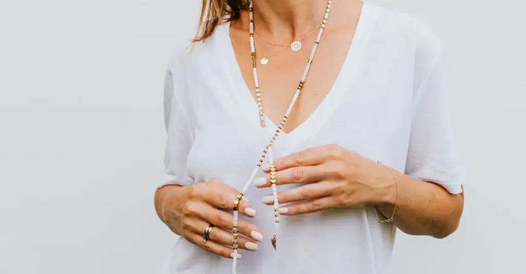 Welke ketting bij V-hals? Ontdek de beste stijlen en tips!