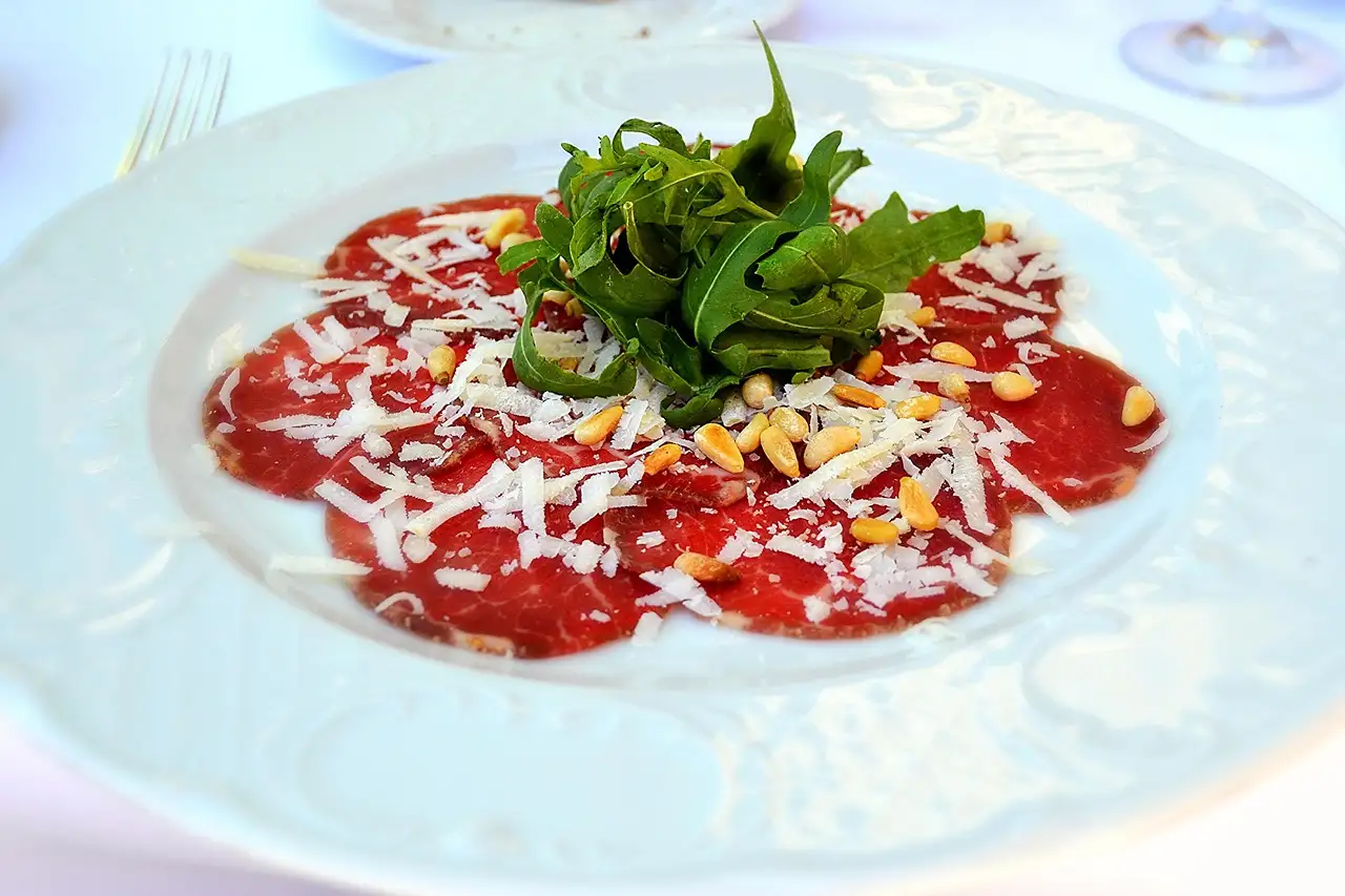 Welke saus bij carpaccio? Ontdek de beste combinaties!