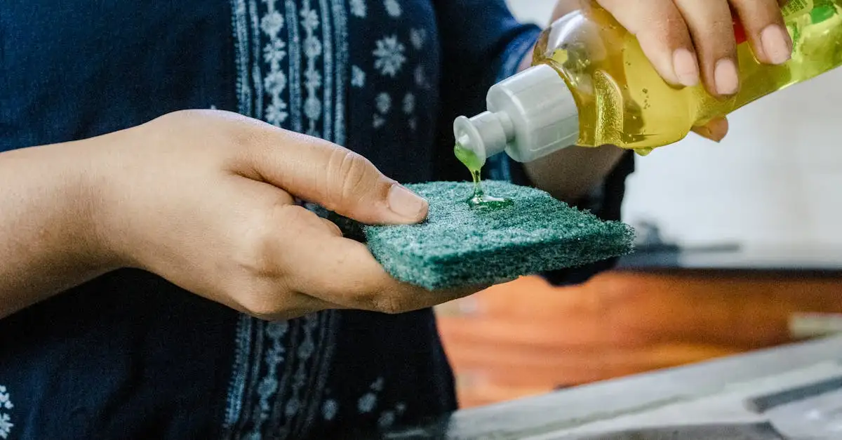 Hoe helpt vloeibaar afwasmiddel bij vetvlekken schoonmaken?