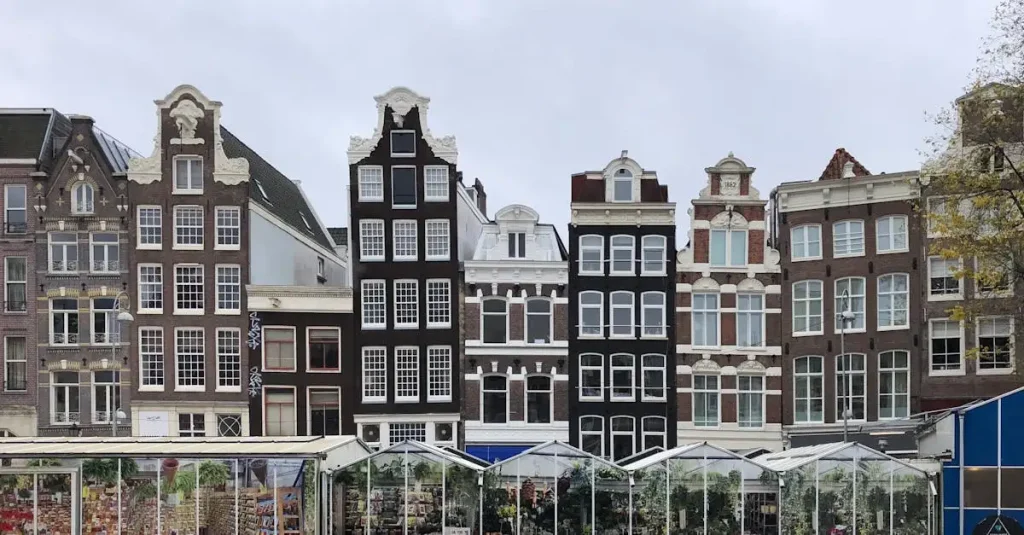 Waarom is Amsterdam beroemd om grachten en tulpen?