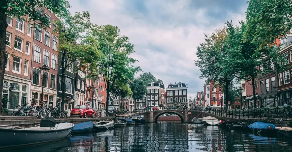 Hoe lang vlieg je van Amsterdam naar Lefkada (Griekenland)? Ontdek het!