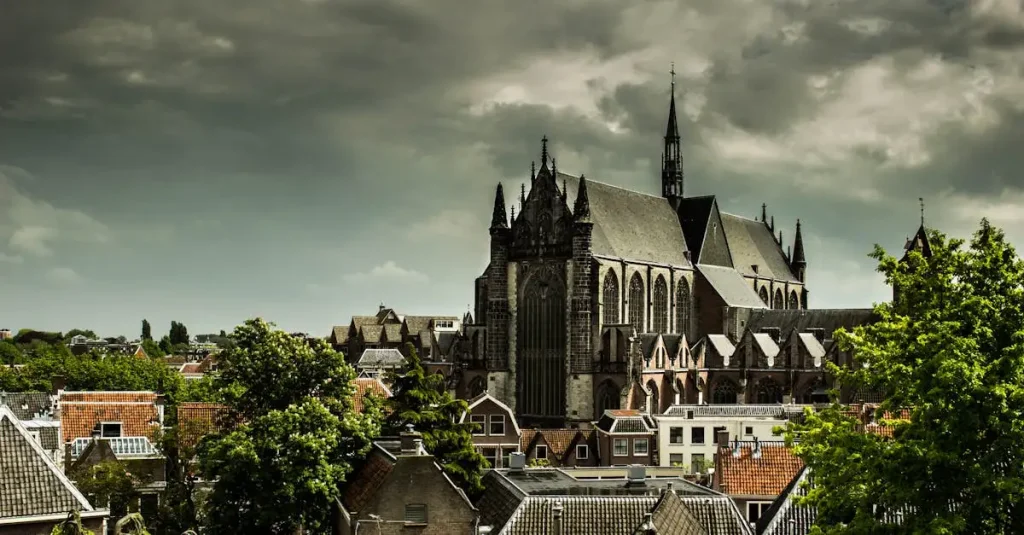 Waarom ontstond Leiden precies op deze locatie?