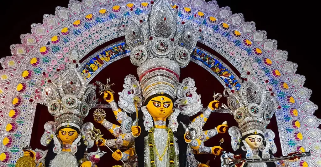 Welke godin belichaamt kennis en wijsheid in Saraswati?