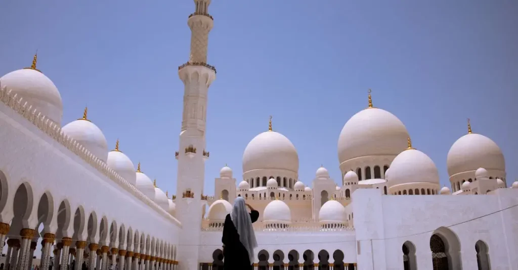 Welke moskee in Abu Dhabi is vernoemd naar een sjeik?