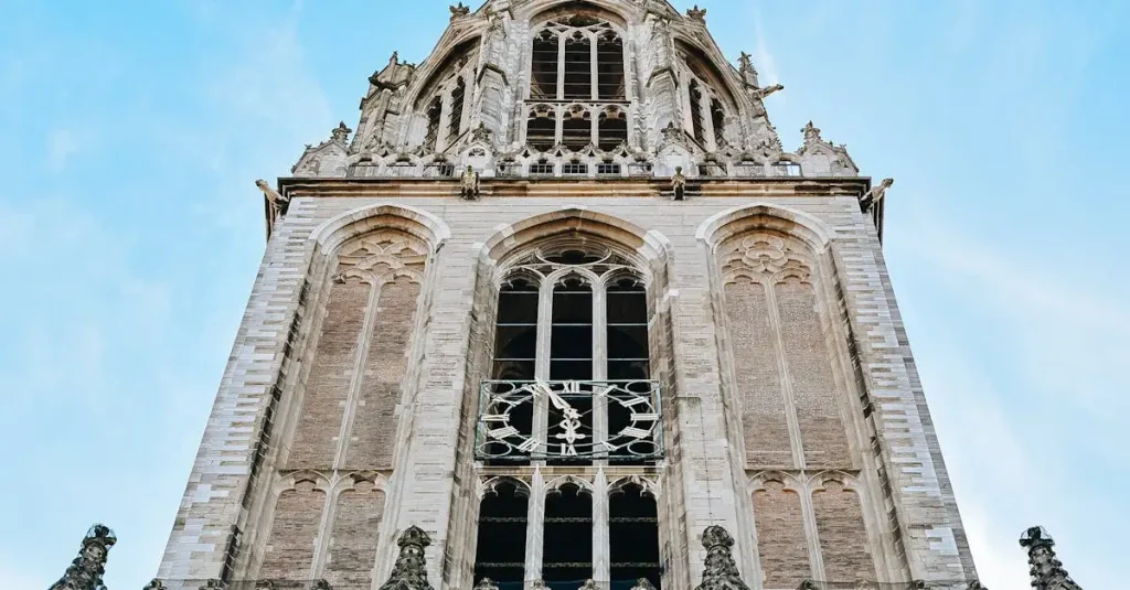Welke Nederlandse stad was het centrum van religieuze publicaties?