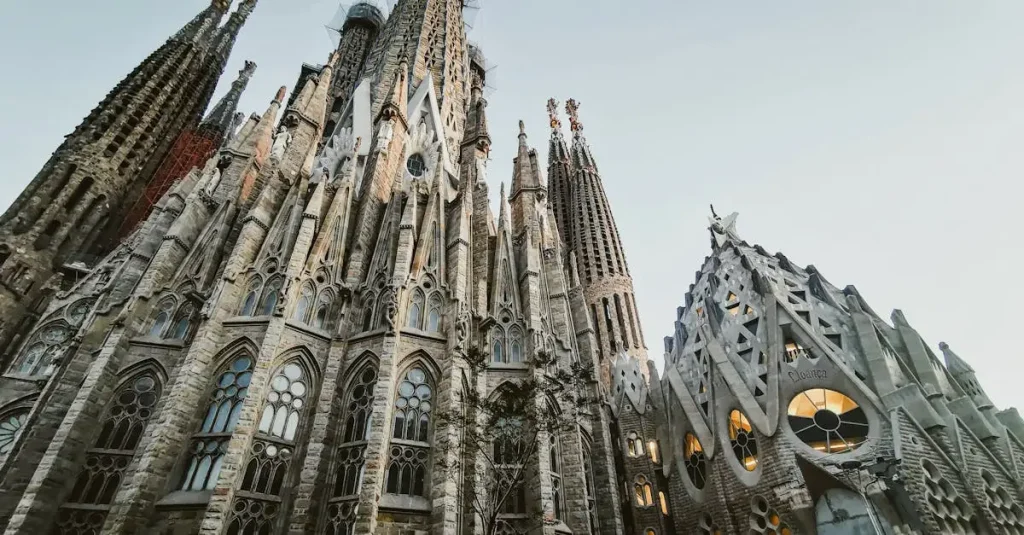 Welke stad heeft de beroemde Sagrada Família kathedraal?