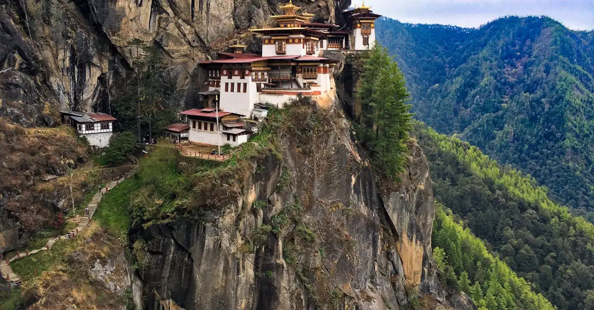 Welke stad in Bhutan is beroemd om zijn kloosters?