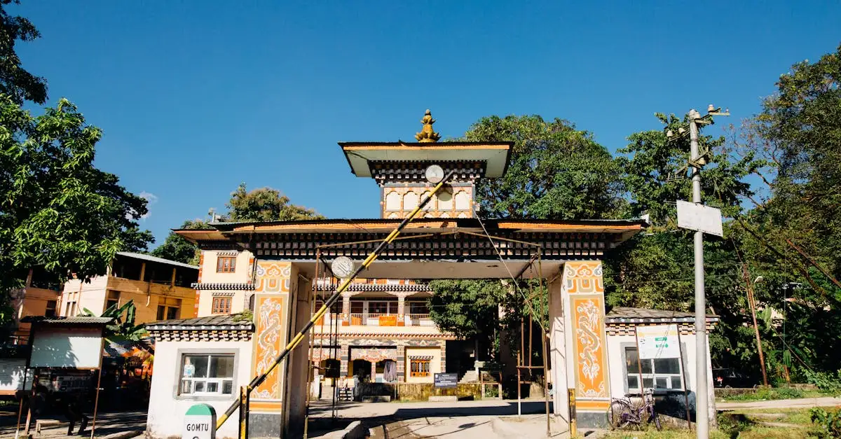 Welke stad in Bhutan is beroemd om zijn kloosters?