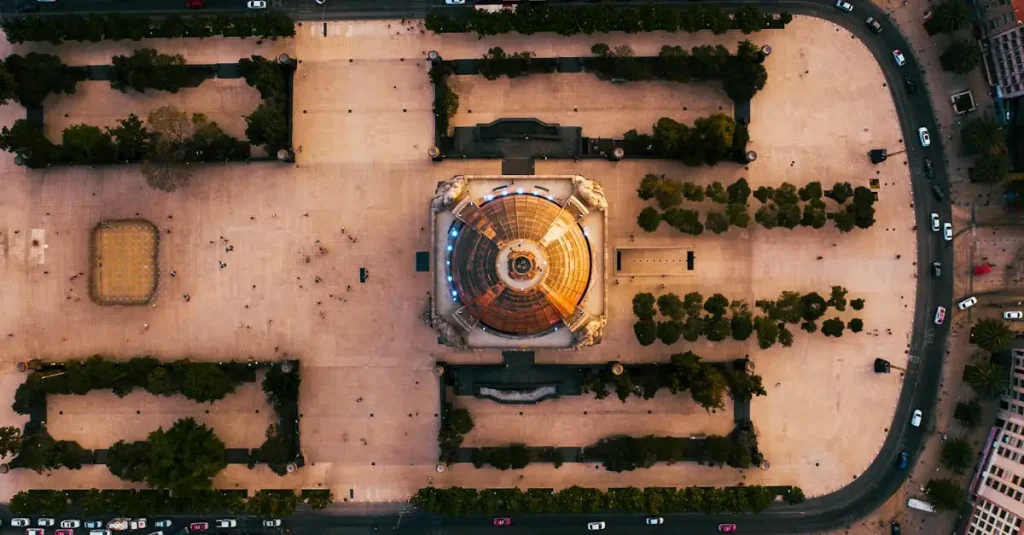 Welke stad in Mexico heeft het Zócalo-plein en Azteekse tempels?