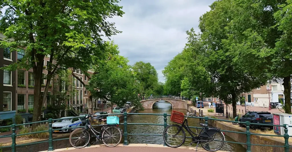 Hoe lang is het vanaf Amsterdam met de bus of trein naar Riga? Ontdek hier!