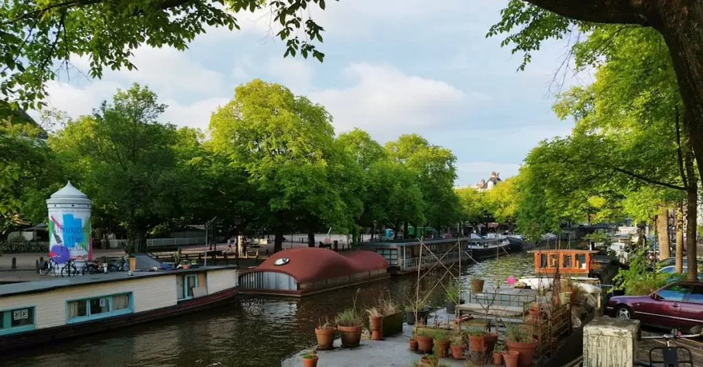 Welke Nederlandse stad is beroemd om zijn havensystemen?