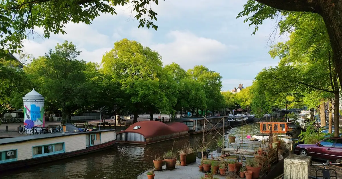 Welke Nederlandse stad is beroemd om zijn havensystemen?
