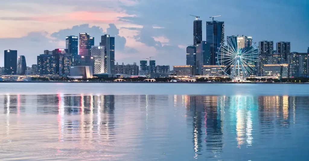 Welke stad in China is beroemd om moderne architectuur?