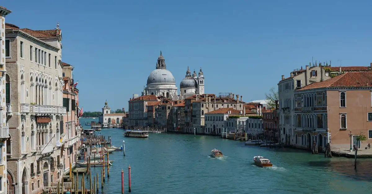 Welke stad in Italië is beroemd om zijn kanalen?