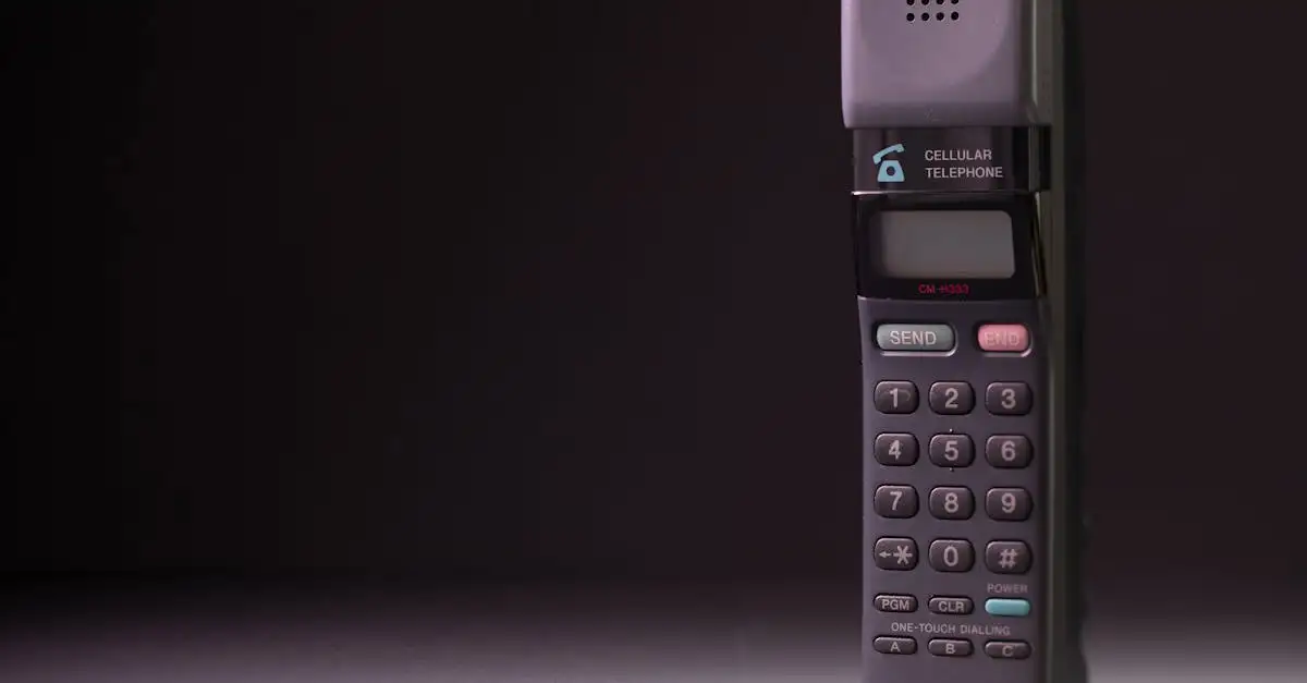 Wie ontwikkelde de eerste commerciële mobiele telefoon?