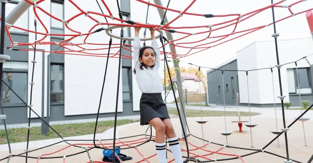 Hoe is fysiek onderwijs geïntegreerd in schoolcurricula?