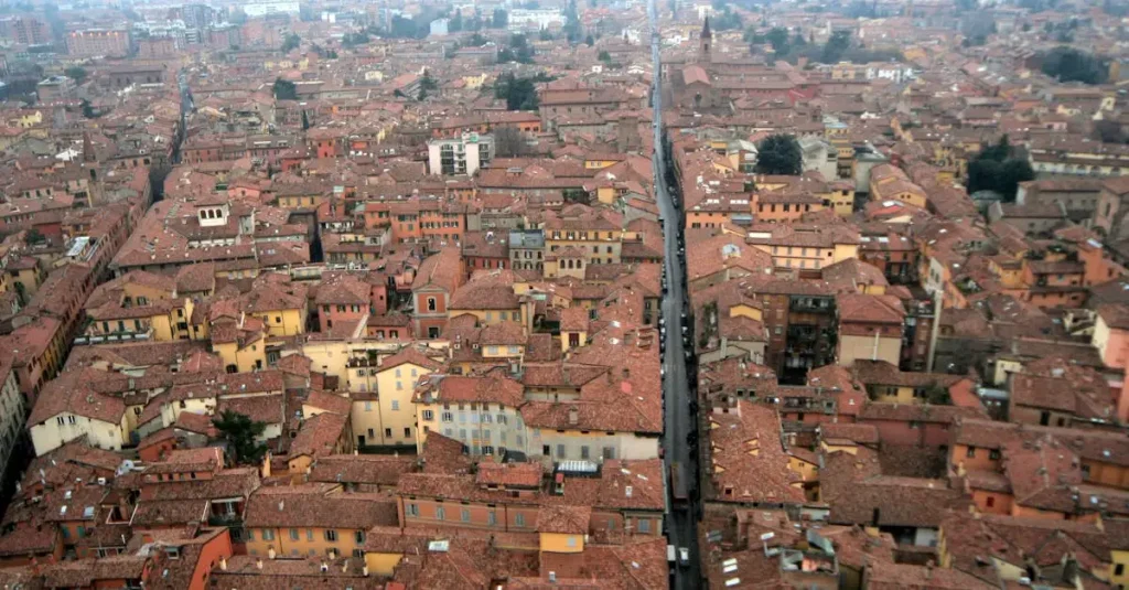 Welke stad in Italië staat bekend om de universiteit Bologna?