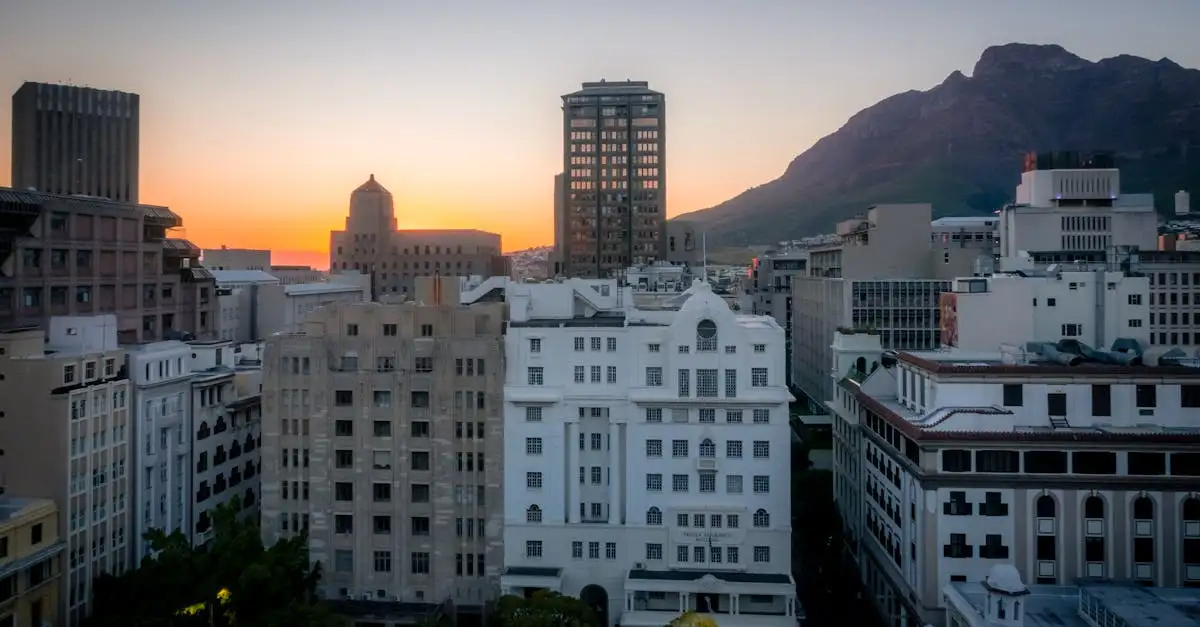 Welke stad in Zuid-Afrika staat bekend om zijn wijngaarden?